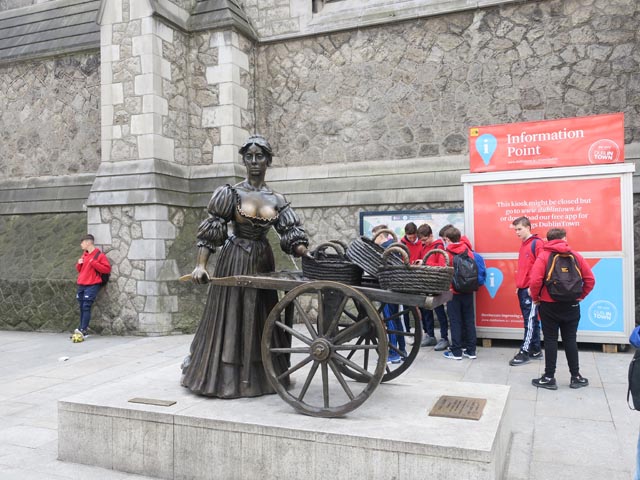 Статуя Molly Malone в Дублине