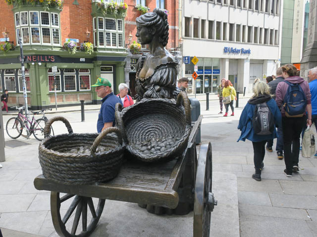 Статуя Molly Malone в Дублине