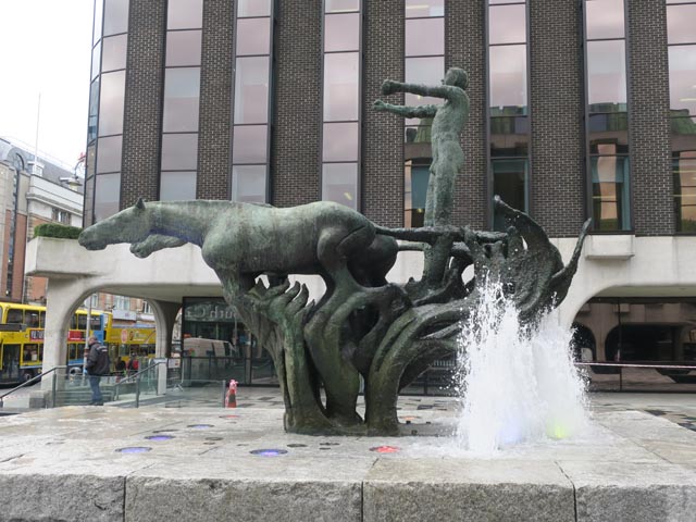 Фонтан со статуей