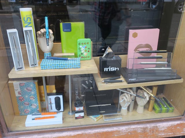 Витрина магазина перьевых ручек