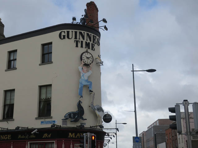 Часы на доме. It's Guiness time!
