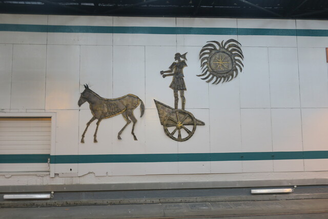 Барельеф на вокзале Голуэй