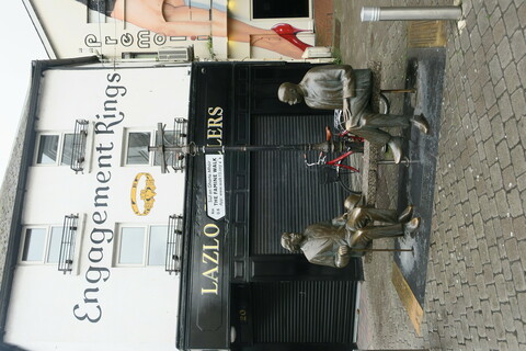 Статуя Оскара и Уильяма Уайлда