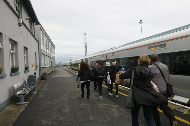 Пассажиры спешат на поезд