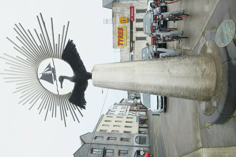 Статуя с пеликаном