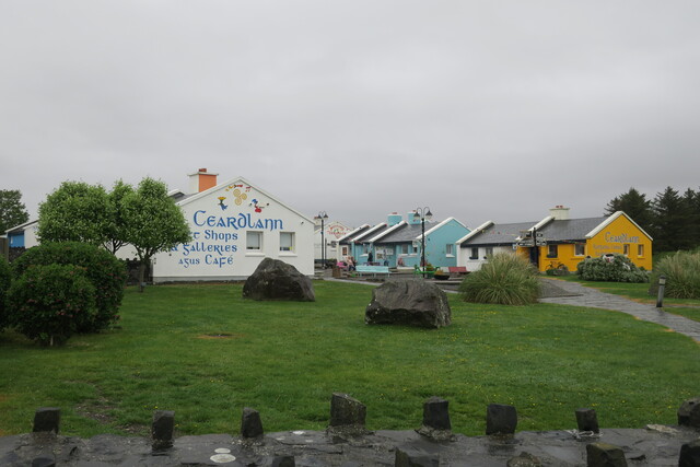 Раскрашенные в разные цвета домики