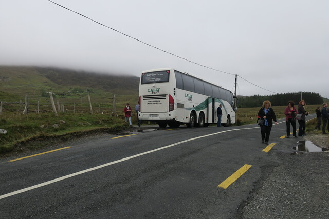 Автобус стоит на обочине