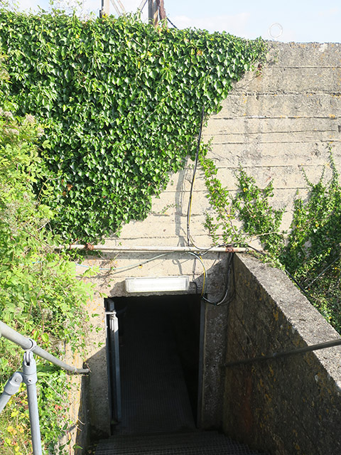 Вход в бомбоубежище