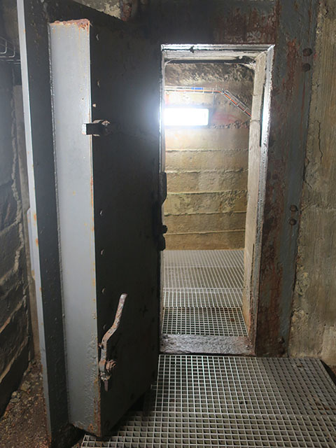 Дверь бомбоубежища