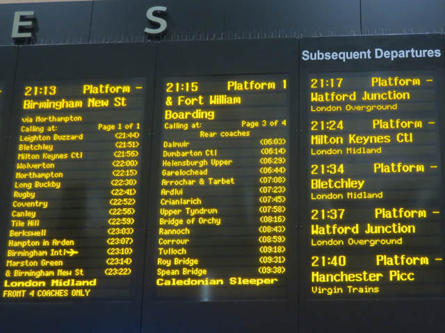 Табло на вокзале объявляет посадку на Caledonian Sleeper