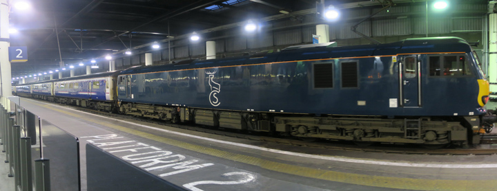 Электротепловоз Class 73/9 под поездом Caledonian Sleeper