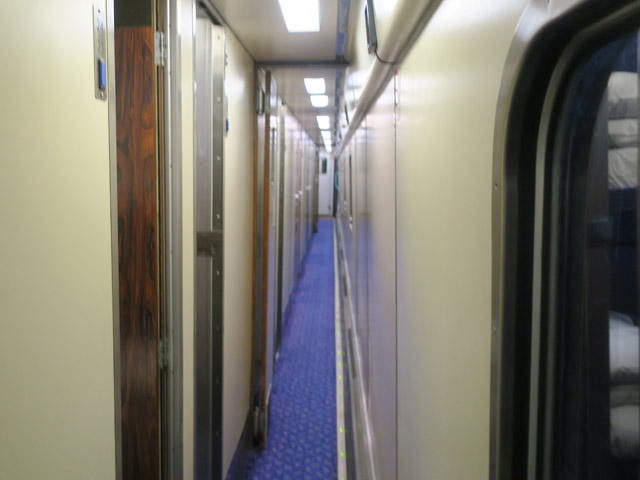 Коридор в вагоне Caledonian Sleeper второго класса