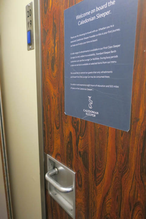 Дверь купе в поезде Caledonian Sleeper