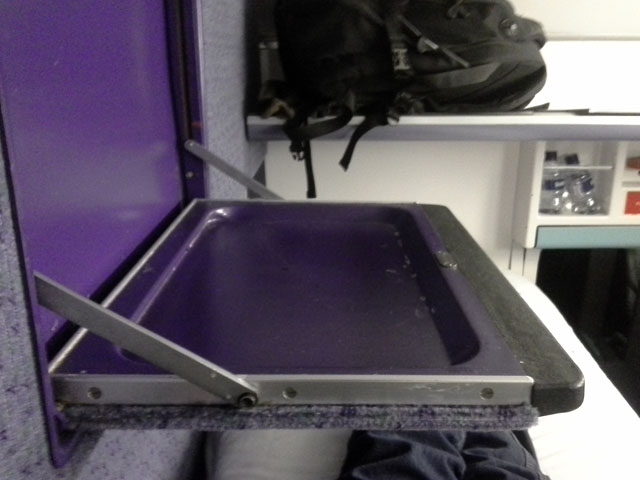 Откидной столик на верхней полке Caledonian Sleeper-а