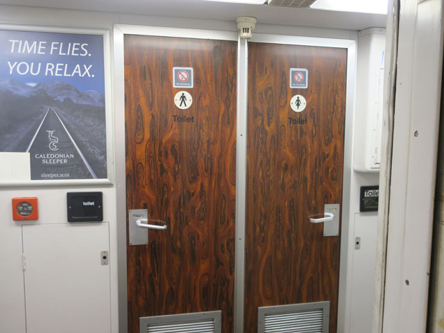 Туалеты в вагоне поезда Caledonian Sleeper