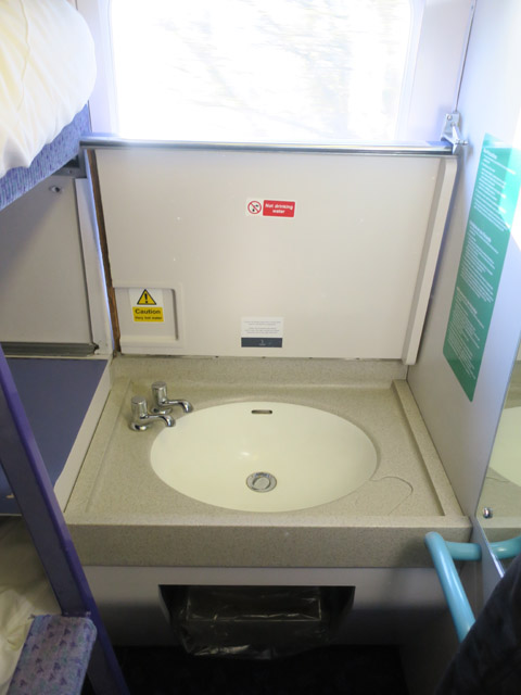 Умывальник в купе поезда Caledonian Sleeper