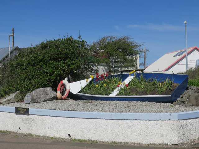 Клумба из лодки