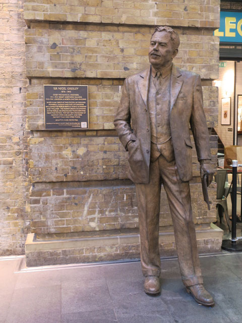 Статуя сэра Найджела Грэзли