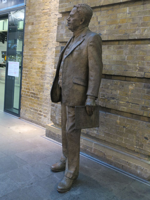 Статуя сэра Грэзли с газетой в руках