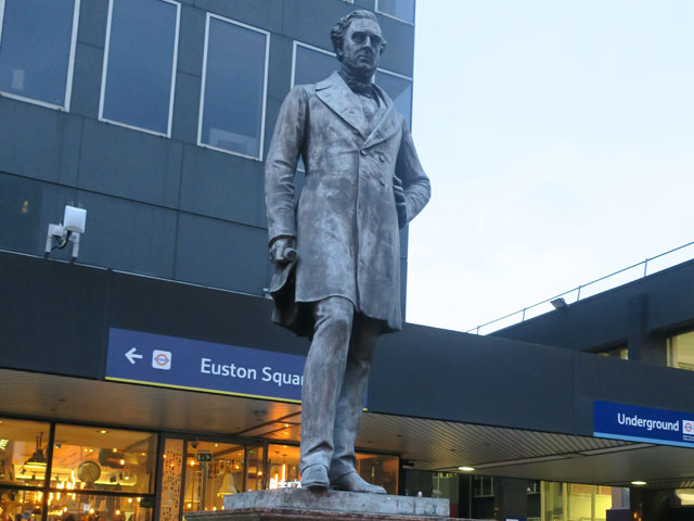 Статуя Стефенсона у вокзала Euston