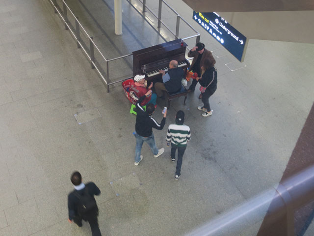 Пенсионеры с маракасами