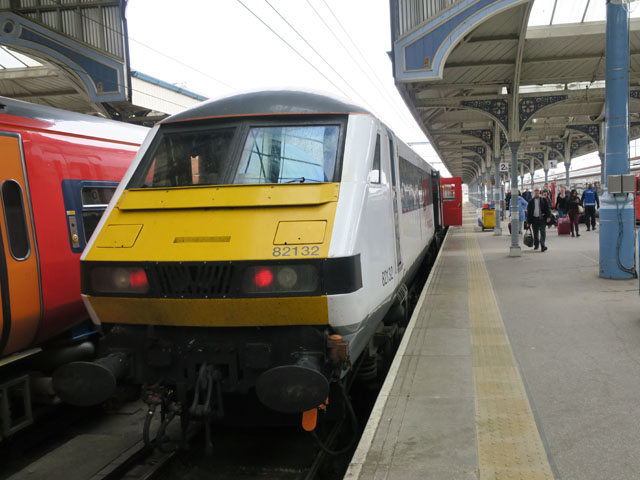 Морда поезда InterCity 225 с вагоном ДУ