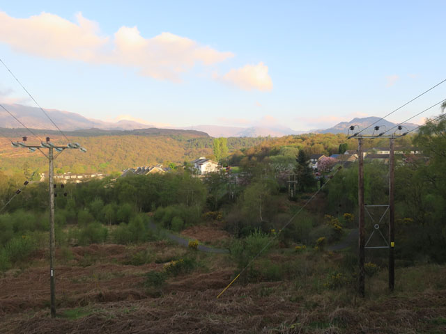 Горы и продолька, идущая в посёлок