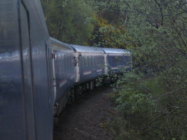 Пассажиры выглядывают из окон поезда Caledonian Sleeper