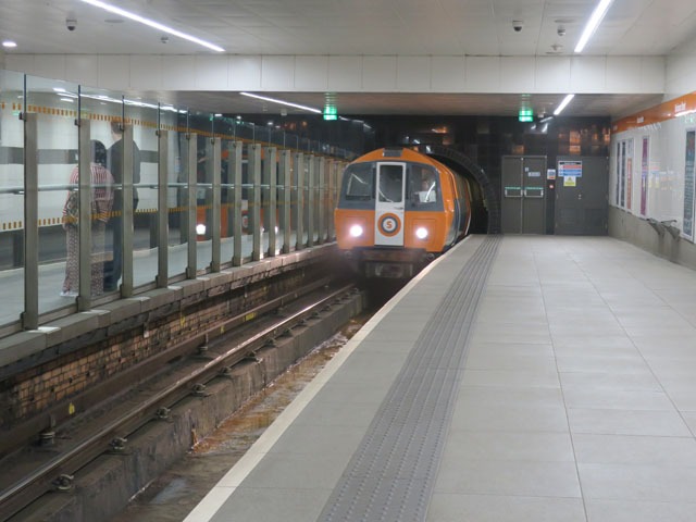 Прибытие поезда метро Глазго