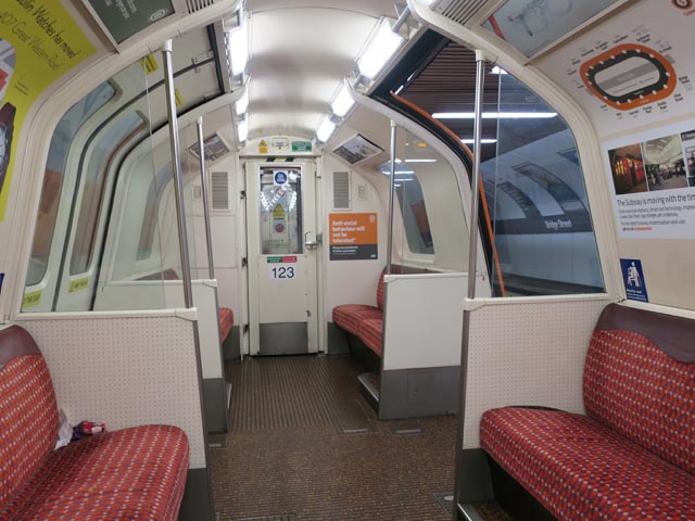 Интерьер вагона метро Глазго