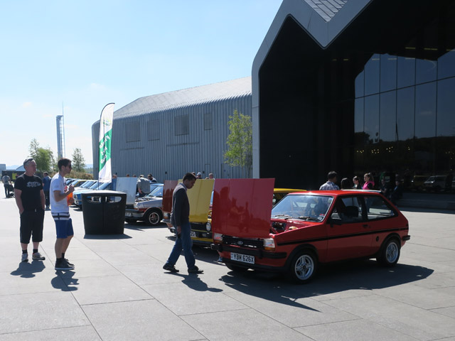 Старые машины перед музеем