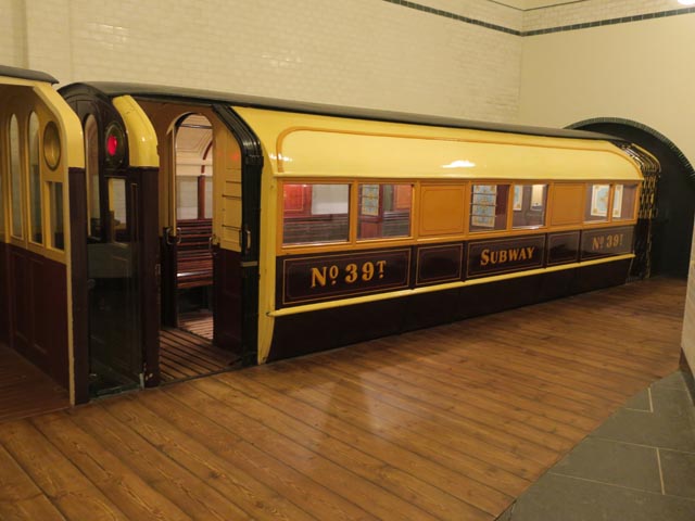 Старый вагон метро в Riverside Museum