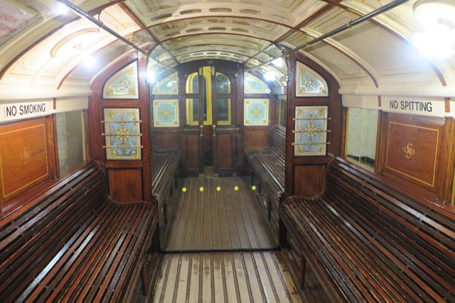 Выход из метро в Riverside Museum