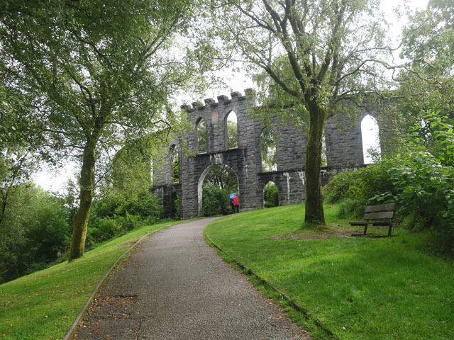 У подножия башни Маккейга