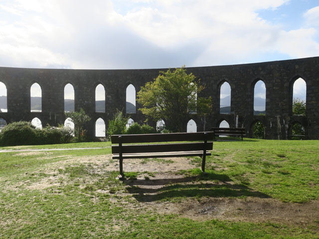 Внутри башни Маккейга