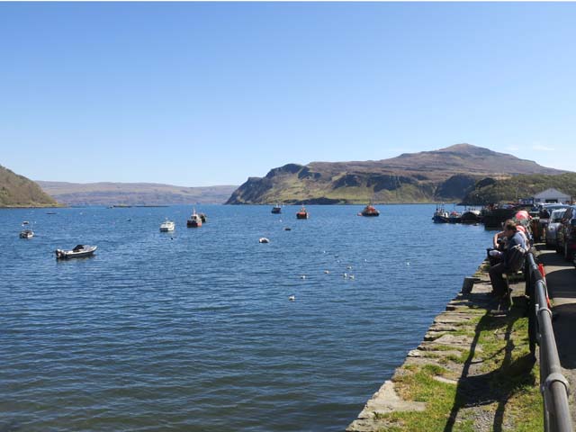 Люди задумчиво смотрят на море