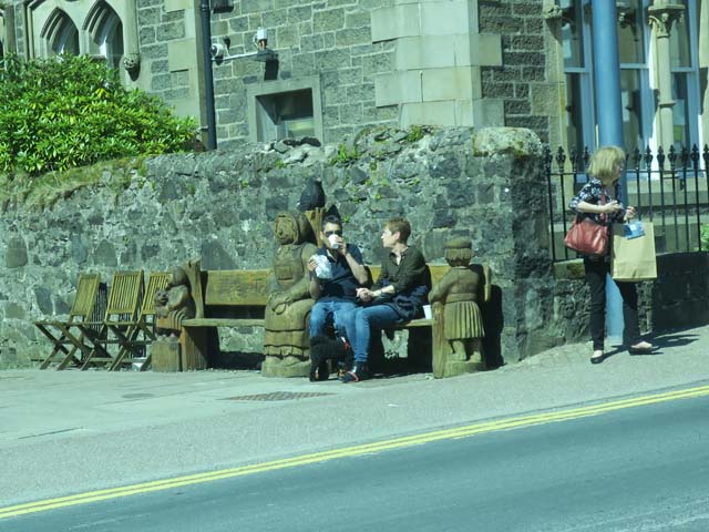 Скамейка с резными медведями в Шотландии