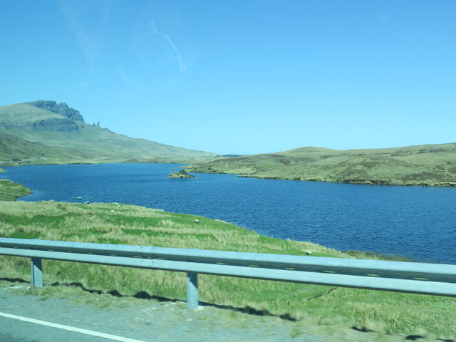 Каменистый холм Сторр на горизонте