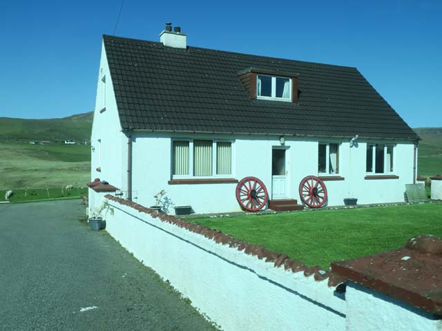 Дом с колёсами у фасада