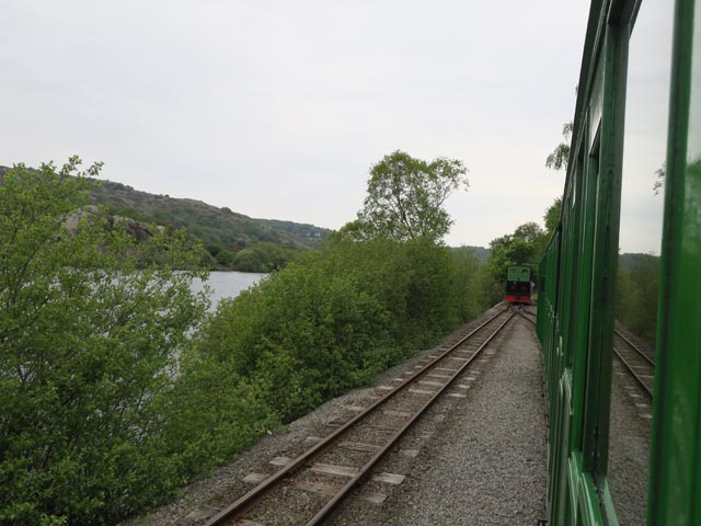 Обгоняют паровоз по станции Penllyn