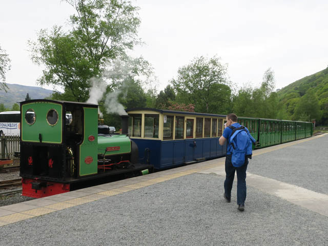 Поезд на станции Gilfach Ddu