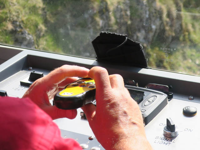 Переводят стрелки с пульта ДУ