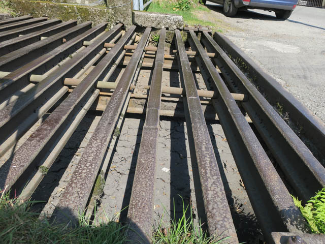 Человек перешагнёт по рельсам, а овцы провалятся и застрянут