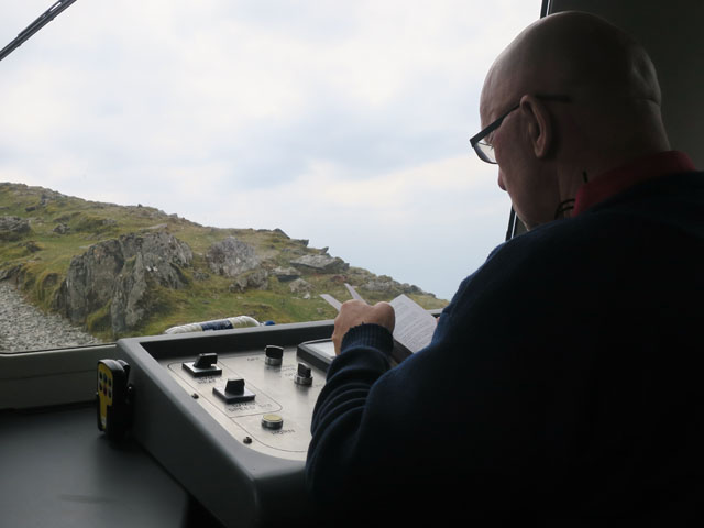 Кондуктор читает книжку