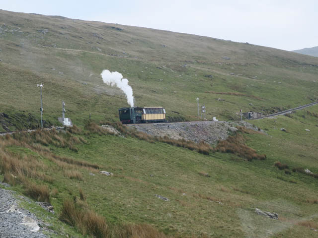 Паровоз забирается в гору Сноудон
