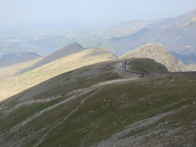 Горы скрываются в слабой дымке